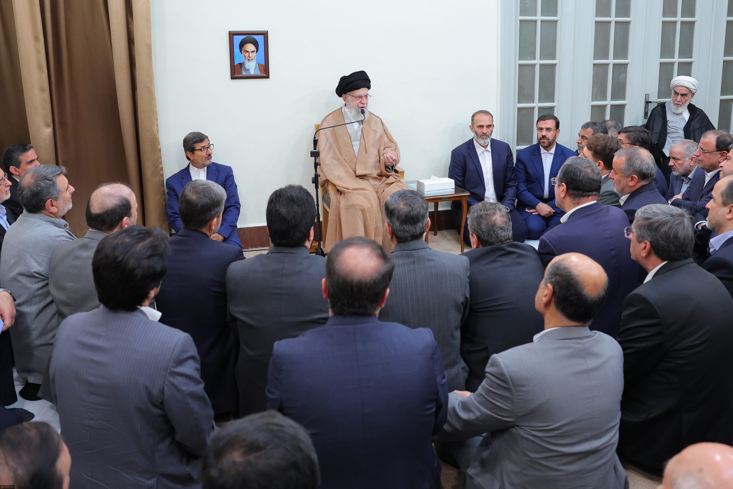 رهبر انقلاب در دیدار با وزیر کشور و استانداران؛ مبارزه با فساد و انتخاب مدیران پاکدست اولویت است