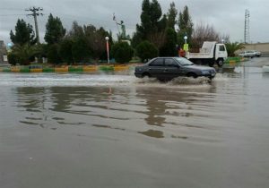 شنای شهروند اورمیه‌ای در آبگرفتگی خیابان جمهوری!