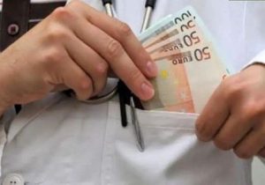رئیس نظام پزشکی: تنها ۷ درصد پزشکان ممکن است زیرمیزی بگیرند