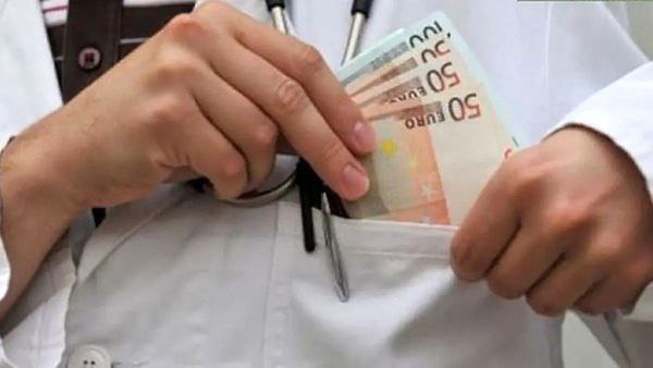 رئیس نظام پزشکی: تنها ۷ درصد پزشکان ممکن است زیرمیزی بگیرند