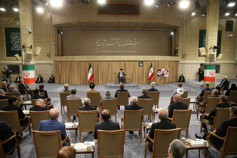 قدردانی رهبر انقلاب از رئیس‌جمهور و دولت؛ معیشت مردم اولویت اصلی کشور