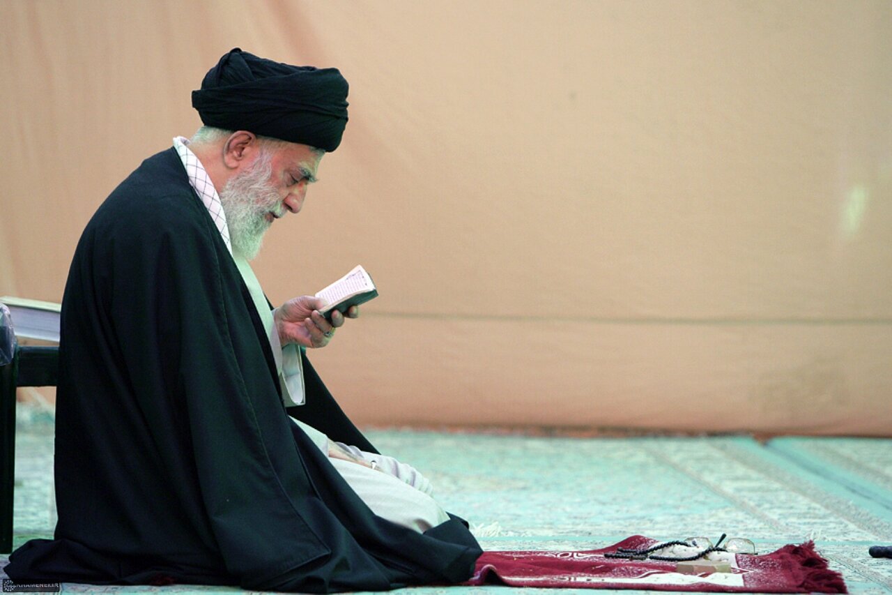 حضور رهبر انقلاب در مسجد مقدس جمکران