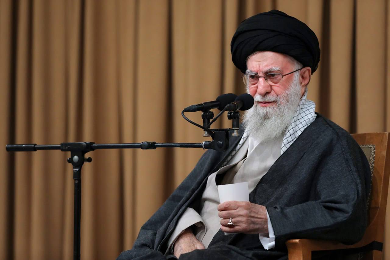 رهبر انقلاب: اسراف در سفرهای مسئولان متوقف شود