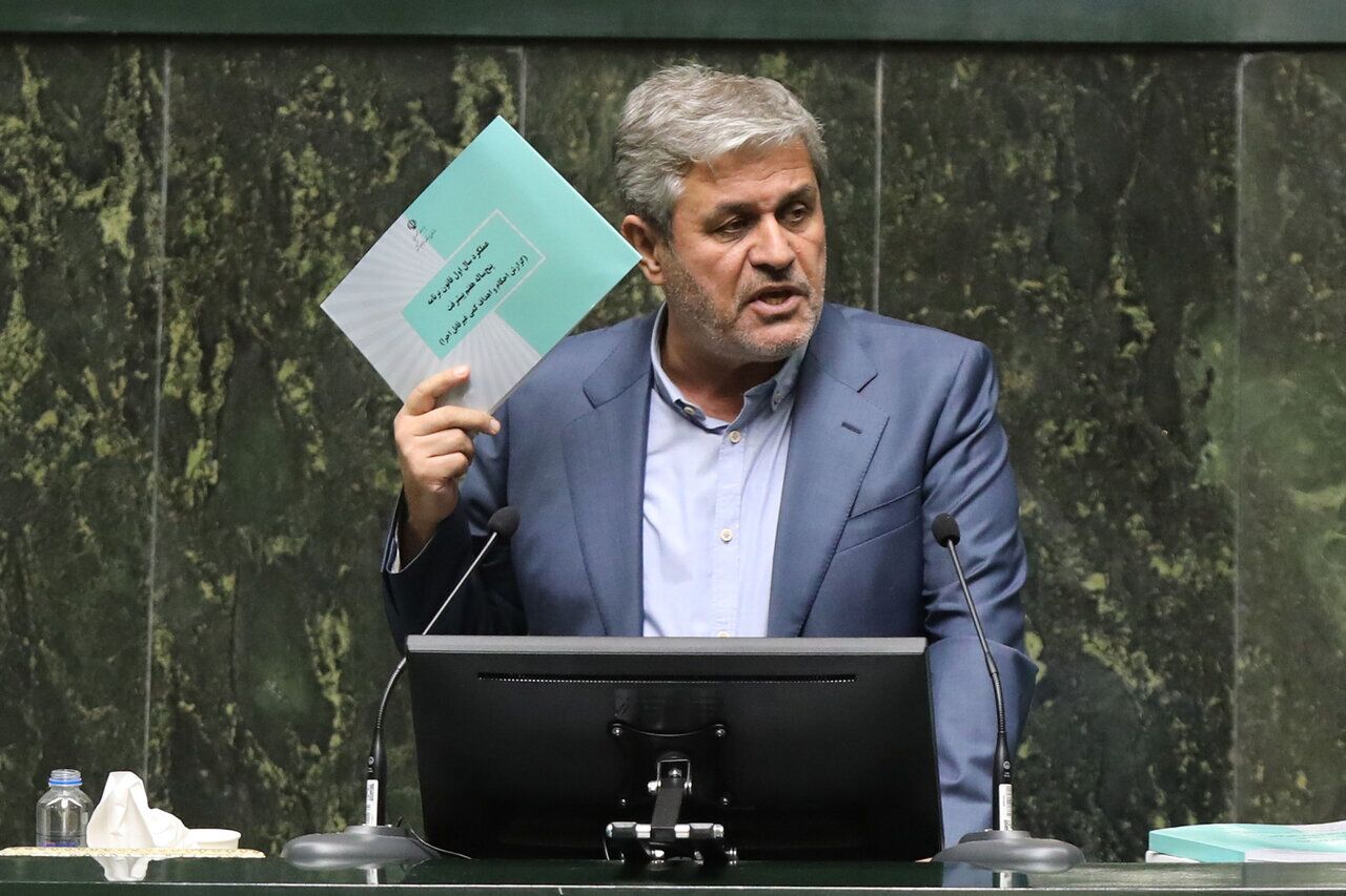 ایمن‌آبادی: انحراف ۴۲ درصدی هزینه‌ها از بودجه مصوب، نشانه سوپر تورم و سوپر فقر