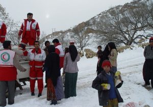 امدادرسانی به عشایر گرفتار در برف کلیبر در حال انجام است