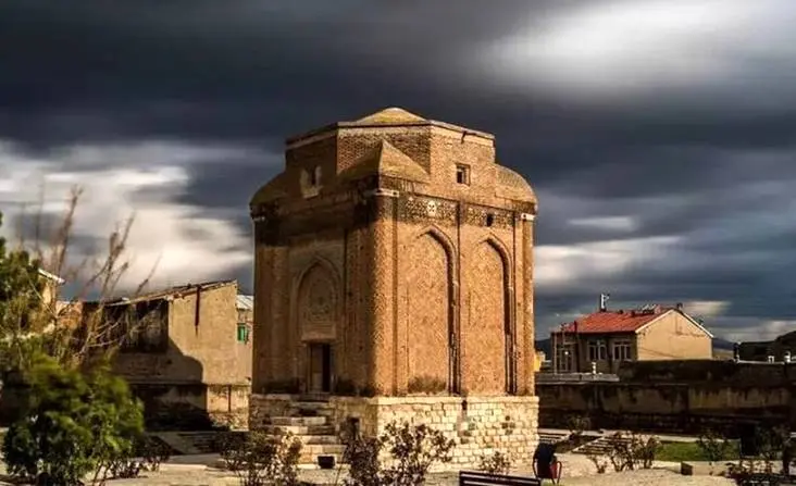 آغاز مرمت گنبد سرخ مراغه