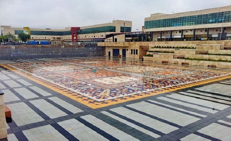 دیوار نمایشگاه روی بزرگ‌ترین فرش سنگی جهان