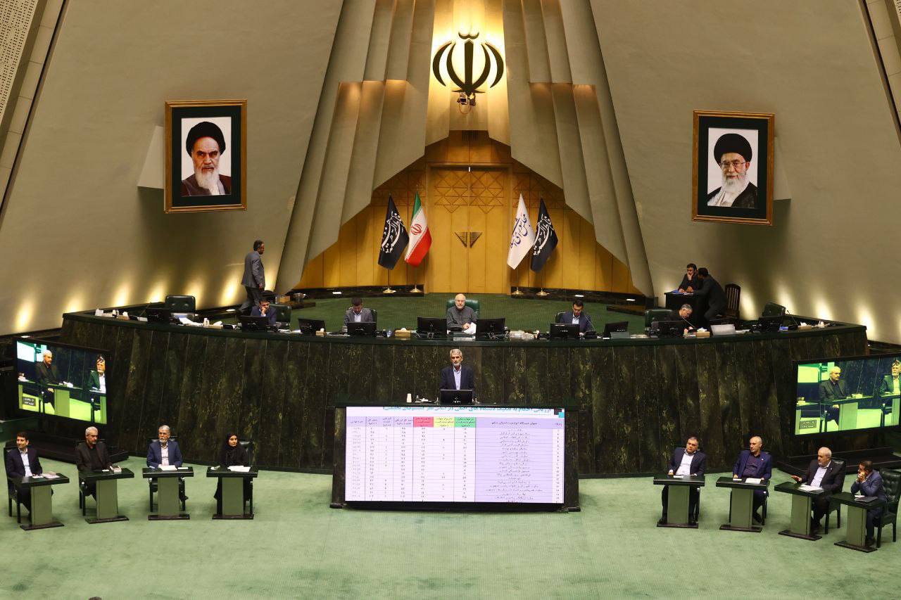 چینش منظم صندلی وزرا در صحن علنی؛ نشانه‌ای از پاسخ‌گویی دولت