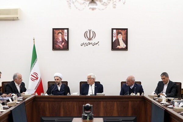 عارف: دولت با همکاری قوا در جنگ اقتصادی پیروز می‌شود