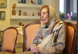 ژاله آموزگار: منِ آذربایجانی با هموطن بلوچی‌ام فقط با فارسی حرف می‌زنم