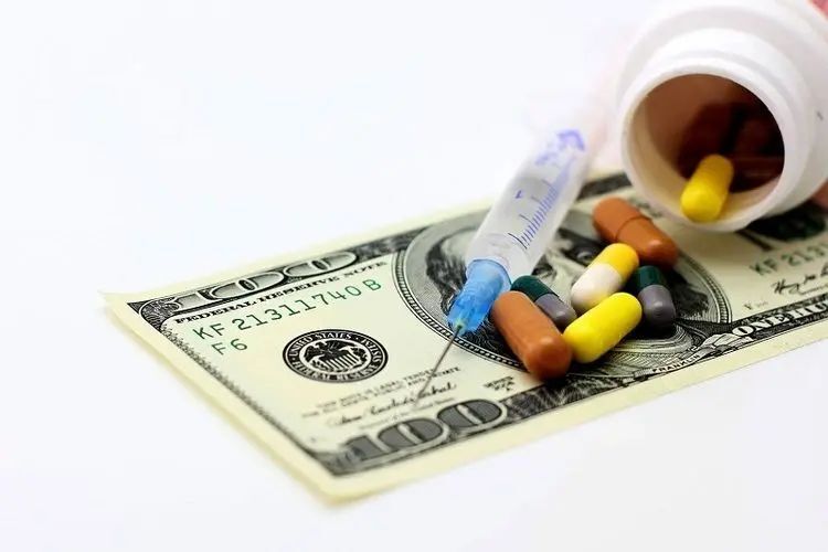 تداوم ارز ۲۸۵۰۰ تومانی برای دارو در سال آینده؛ نیمی از اقلام با ارز غیرترجیحی تأمین می‌شود