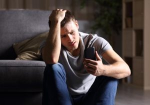 تبعات مواجهه بی‌وقفه با اخبار منفی؛ زنگ خطر روانشناسان