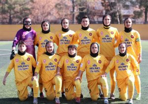 بانوان تراکتور نساجی را درهم کوبیدند
