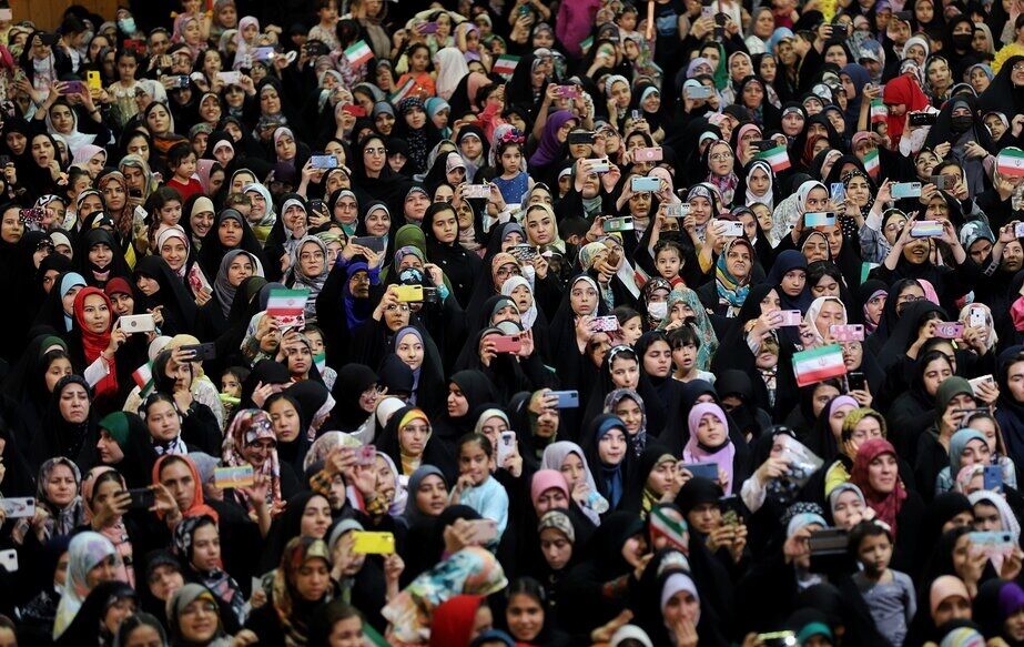 زن الگوی بومی پیشرفت در قلمرو سلامت و آموزش بعد از انقلاب