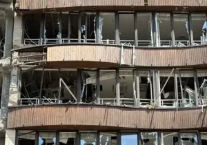 بازدید رئیس کمیسیون عمران مجلس از واحدهای مسکونی آسیب دیده در تهران بر اثر جنگ
