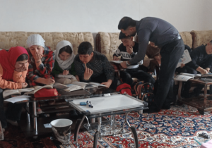 معلم دلسوز هریسی در جنگ و بحران از خانه‌اش مدرسه ساخت