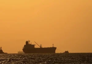 افزایش بهای نفت و گاز اقتصاد جهانی را تحت فشار قرار داده است؛ اسکورت نفتکش ها راهکار پایدار نیست