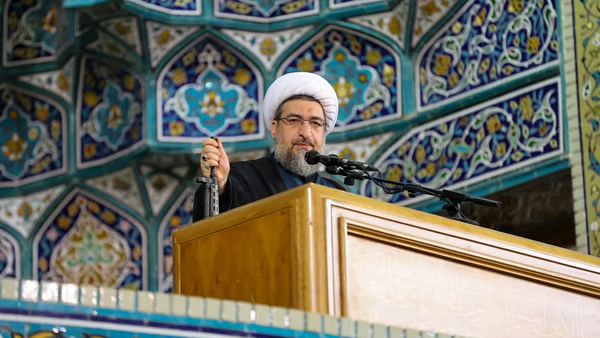 با حضور در خیابان اجازه فعالیت خائنان و منافقان را نمی‌دهیم
