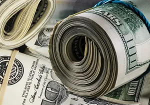 شکاف عمیق قیمت دلار در دو سوی خرید و فروش