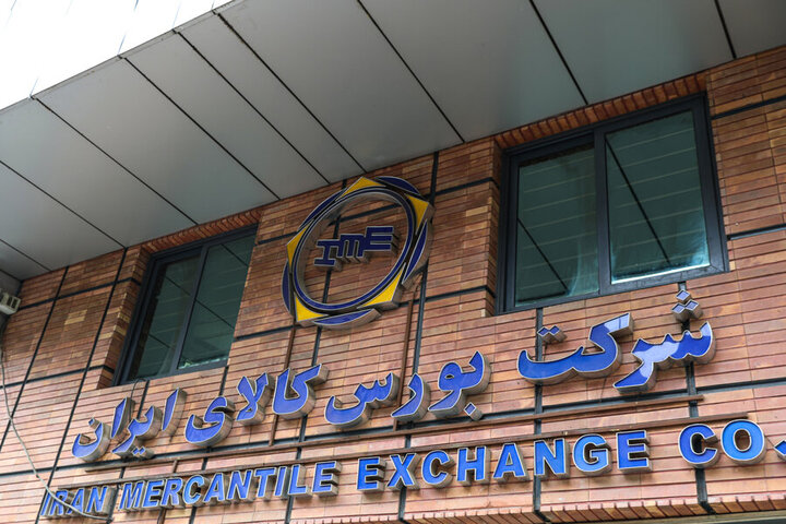 عرضه ۱۶۰ هزار تن ورق فولادی در بورس کالا؛ تعدیل قیمت و برخورد قانونی با دلالان