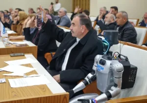 حضور نخستین ربات انسان‌نمای ترکیه در شورای شهر