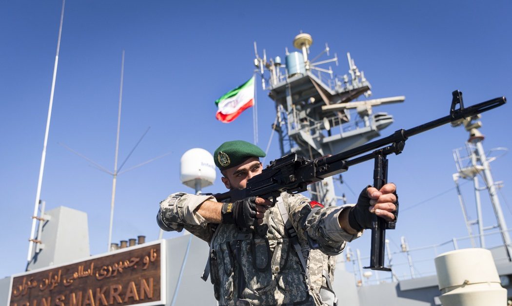 نیروی دریایی ارتش: اخطار قاطع دادیم، شناور دشمن عقب‌نشینی کرد