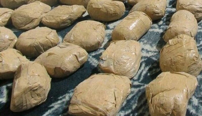 کشف محموله مواد مخدر در زنجان؛ بیش از ۱۲ کیلوگرم تریاک در پژو ۴۰۵ کشف شد