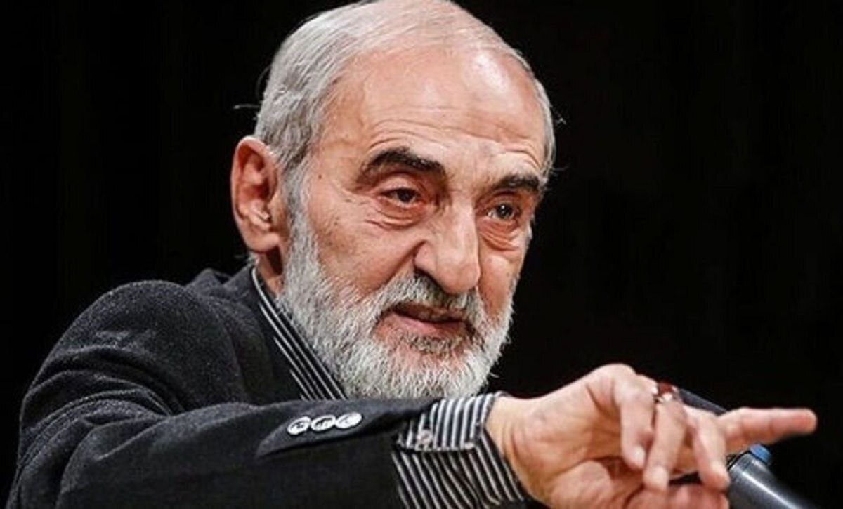 شریعتمداری: تیم مذاکره‌کننده با ترک میز، ترامپ را تحقیر کند