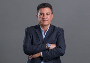 ساعت ۱۰ میلیاردی قلعه‌نویی در فوتوشوت جام جهانی خبرساز شد؛ «اسمورف» روی دست سرمربی تیم ملی!