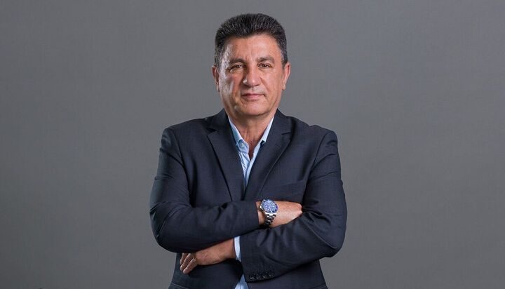ساعت ۱۰ میلیاردی قلعه‌نویی در فوتوشوت جام جهانی خبرساز شد؛ «اسمورف» روی دست سرمربی تیم ملی!