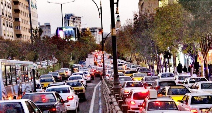 افزایش پارک خودروها در پیاده‌روهای تبریز، تردد عابران را دشوارتر کرده است