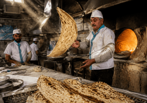 صف نان و چالش همیشگی نوبت؛ یک مسئله کوچک شهری که هر روز تکرار می‌شود