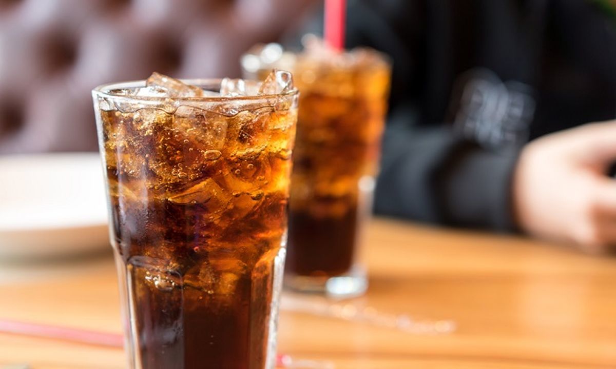 نوشیدن فقط یک لیوان نوشابه در روز ۷۶ درصد خطر ابتلا به کبد چرب را افزایش می‌دهد!
