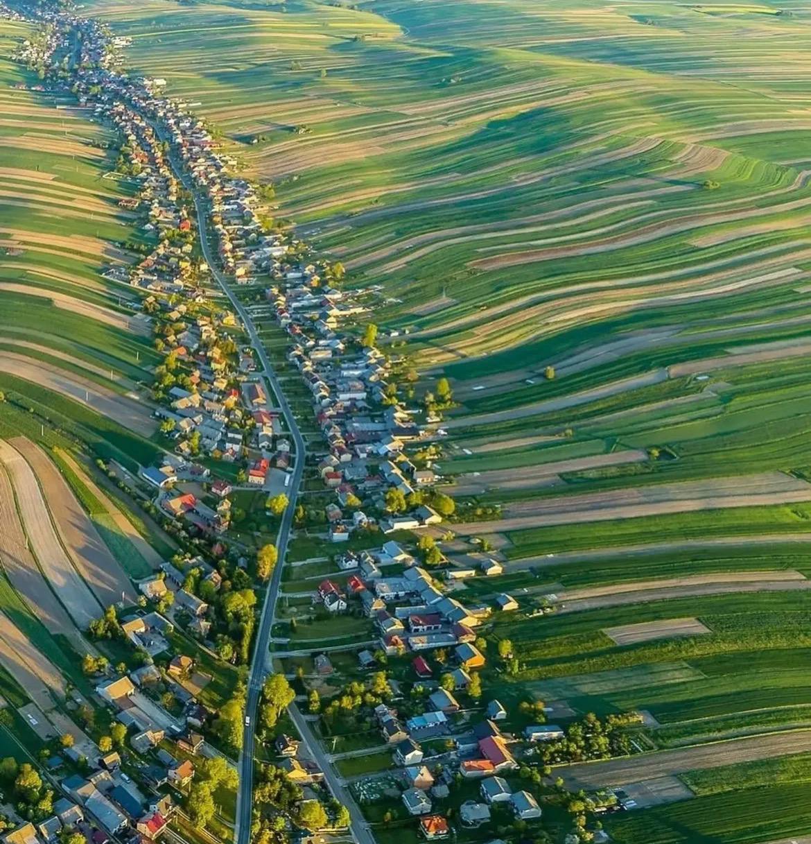 سولوسووا؛ روستای خطی لهستان با ۶ هزار سکنه در امتداد یک جاده