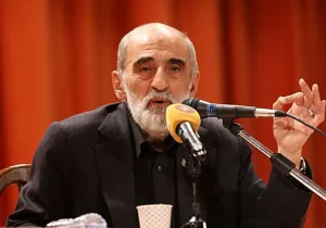 یکی رهبری را بی‌اختیار می‌داند، دیگری مسئول همه امور