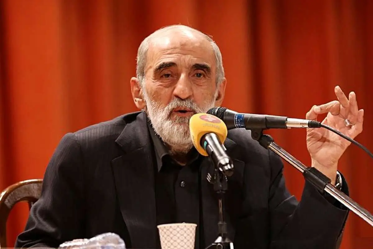 یکی رهبری را بی‌اختیار می‌داند، دیگری مسئول همه امور