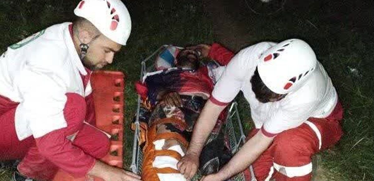 طبیعت‌گرد گرفتار توسط امدادگران هلال‌احمر نجات پیدا کرد