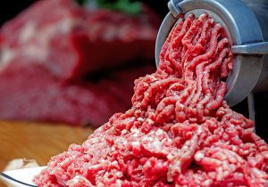 بیماری در سفره؛ چرا نباید گوشت چرخ‌کرده آماده خرید؟