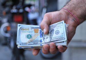 افت محدود دلار در بازگشایی بازار