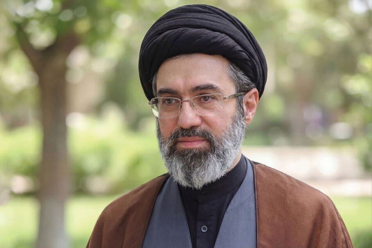 رهبر انقلاب: از جنایتکاران انتقام سخت خواهیم گرفت