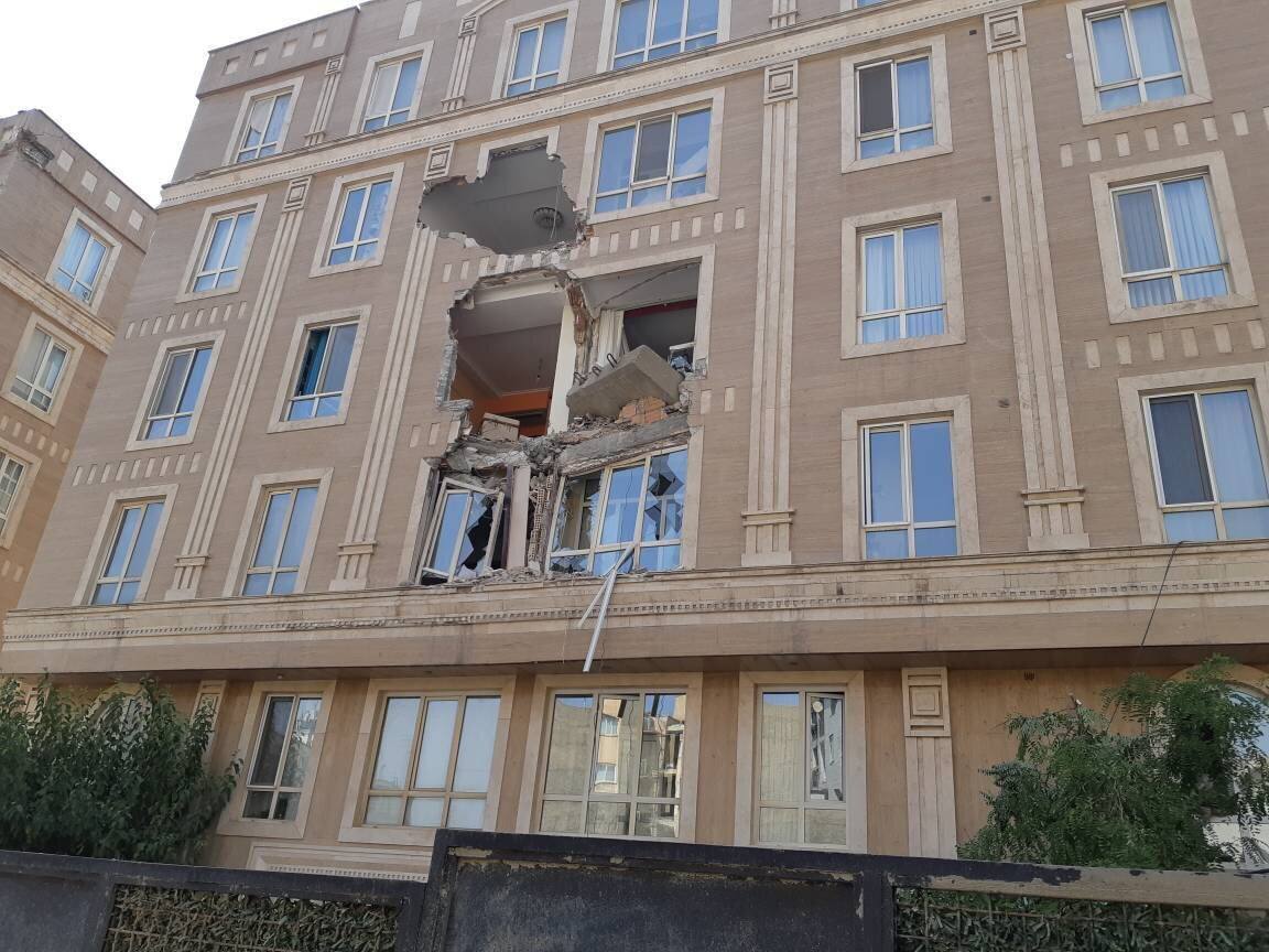 سقوط تاورکرین در غرب تهران؛ ۳ نفر مصدوم و ۱۴ واحد و خودرو خسارت دیدند