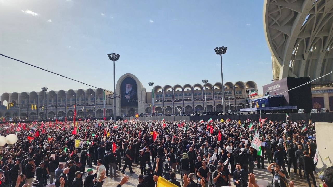 وداع باشکوه مردم با پیکر رهبر شهید انقلاب در مصلای امام خمینی(ره)