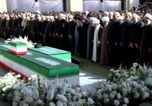 آیت‌الله جعفر سبحانی، بر پیکر رهبر شهید اقامه نماز کرد
