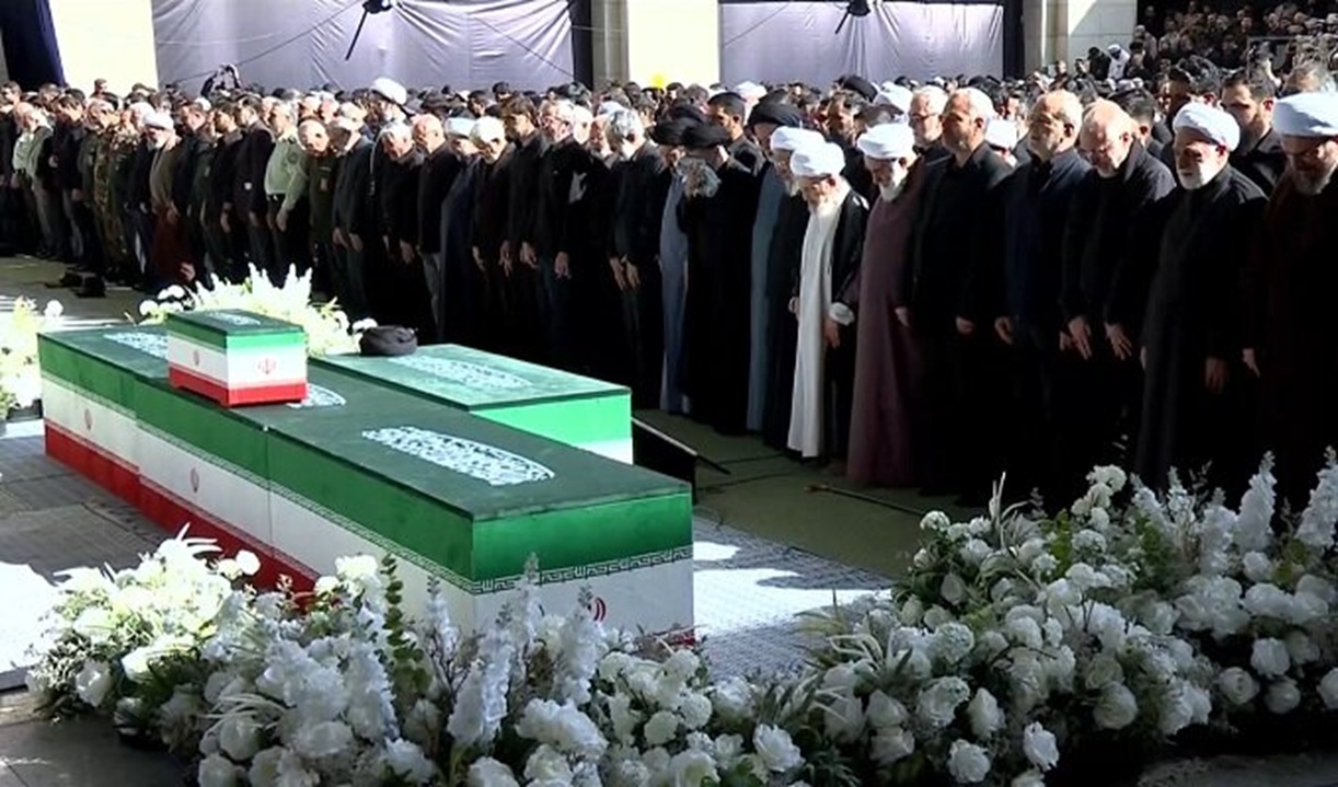 آیت‌الله جعفر سبحانی، بر پیکر رهبر شهید اقامه نماز کرد
