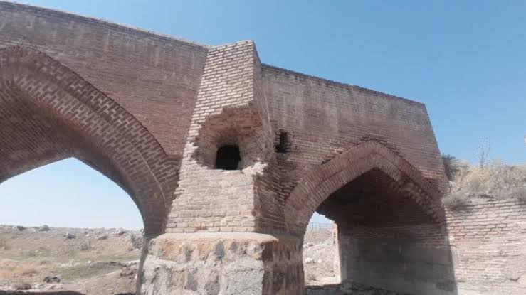 حفاری غیرمجاز به پل تاریخی قیرمیزی کورپی اردبیل آسیب زد