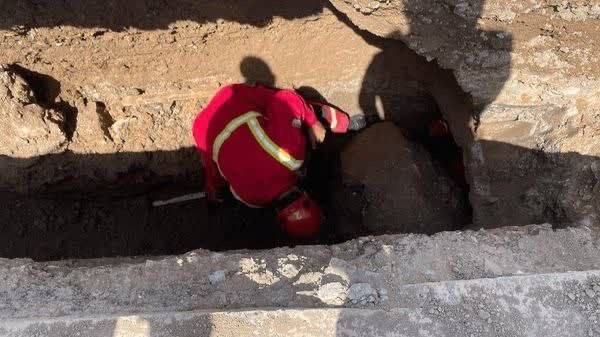 نجات معجزه‌آسای کارگر از زیر آوار در اردبیل؛ محل حادثه دوباره ریزش کرد