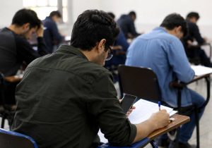 تغییر مهم در امتحانات دانشگاه آزاد؛ ورود موبایل و استفاده از هوش مصنوعی مجاز شد