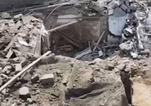 حمله ی دشمن به یک منزل مسکونی در قشم؛ پدر، مادر و کودک ۲ ساله جان باختند