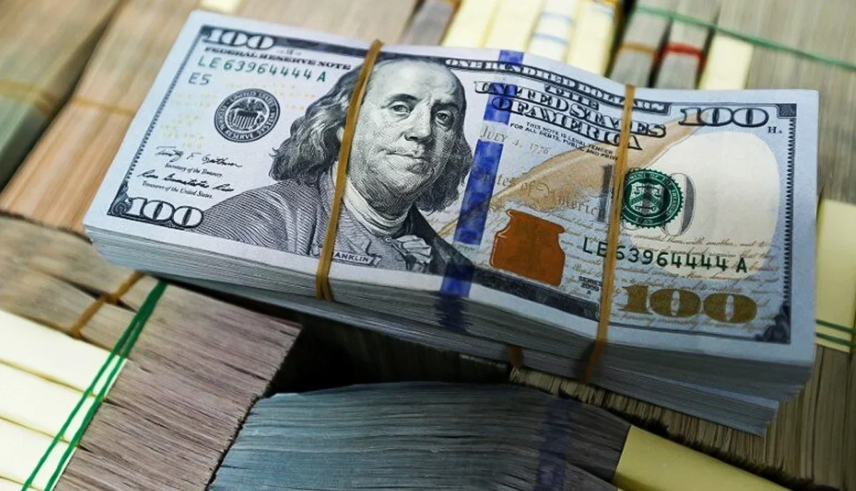 دلار در آغاز هفته عقب‌نشینی کرد؛ افت قیمت در سایه کاهش تنش‌ها