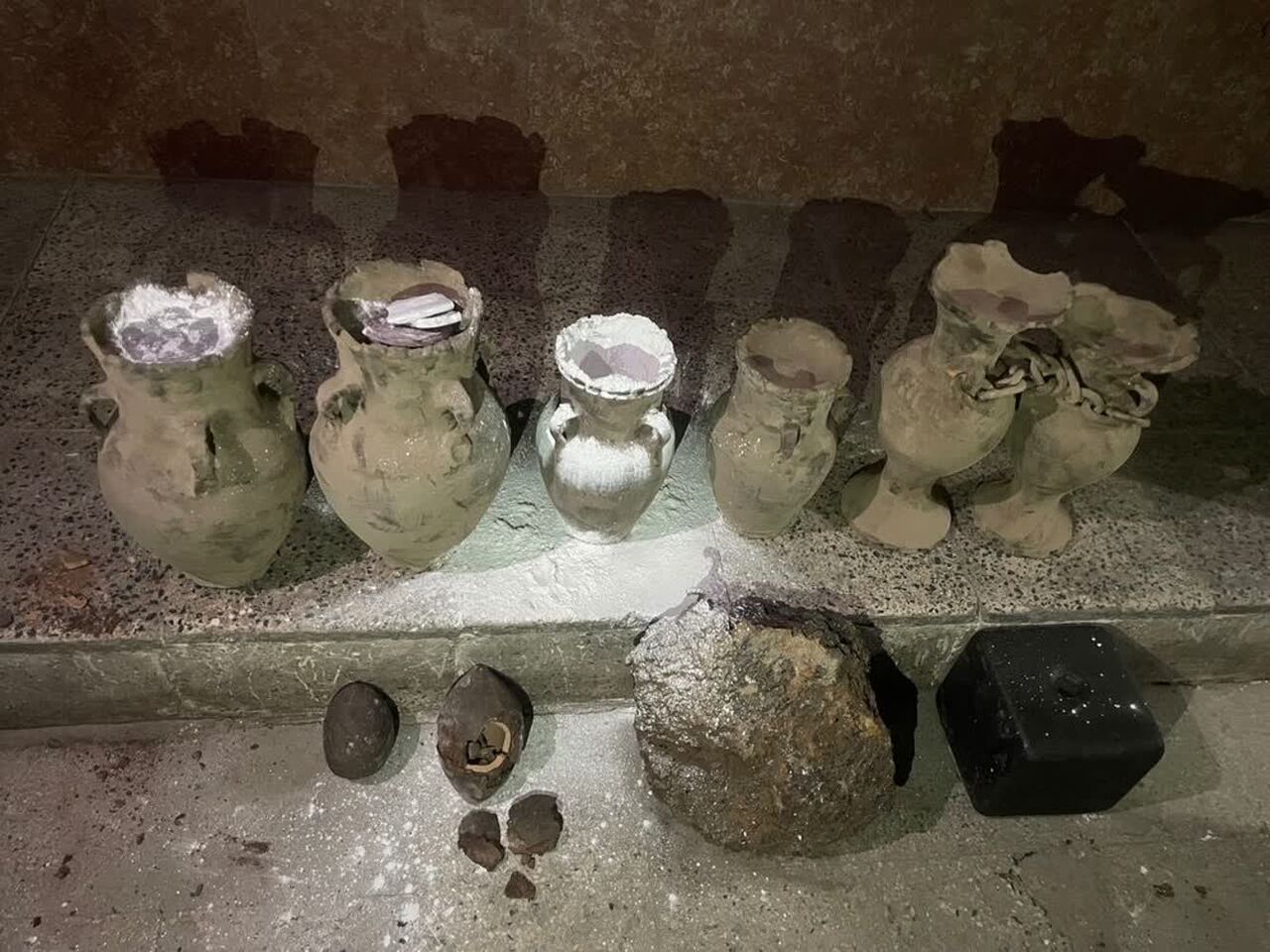 پلیس مراغه از کشف ۱۰ قطعه اشیاء تاریخی اصل و تقلبی خبر داد